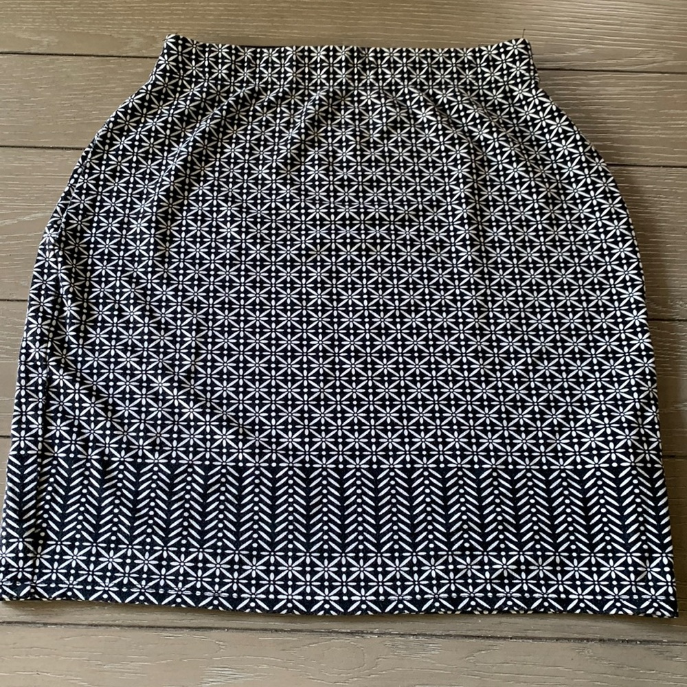 Max Studio modern print Bkack & WhiteSkirt